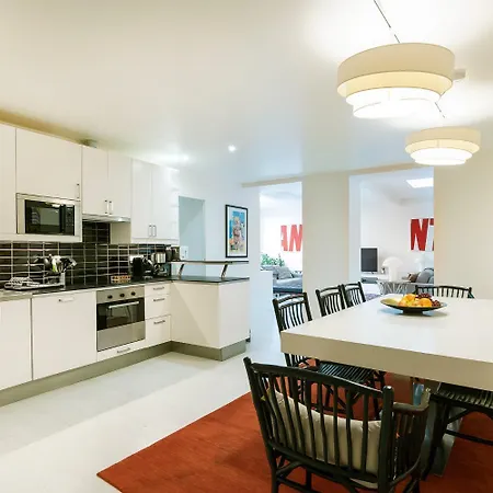 Modern 3 Bedrooms 3 Baths Full Center Of Apartment *